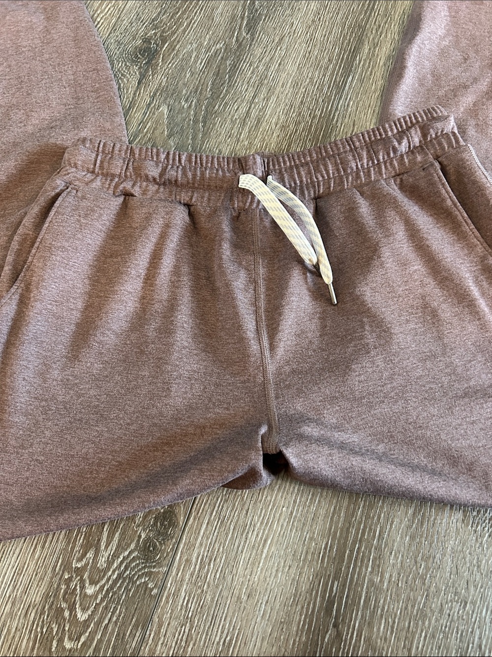 Vuori Women’s Joggers - Picture 5 of 7